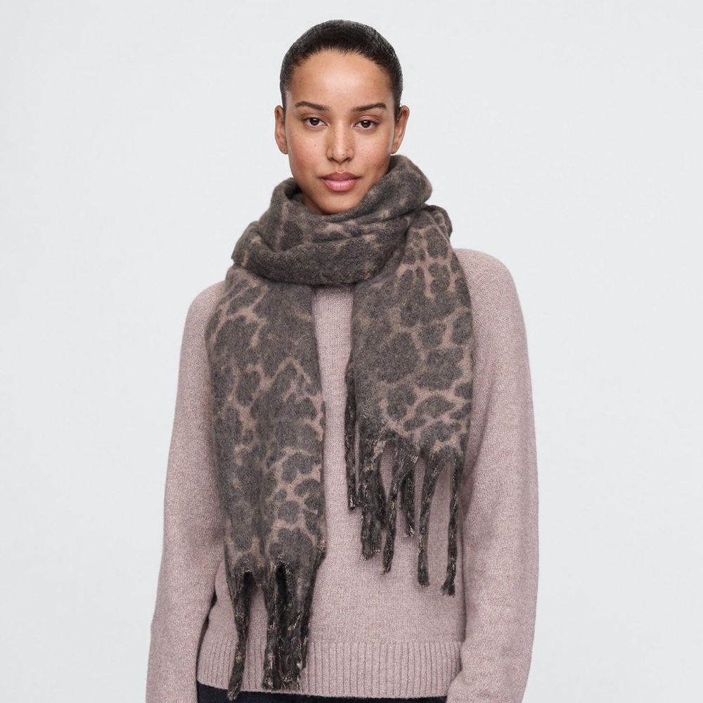 EUC OVERSIZED BLUSH/GREY LEOPARD FRINGED SCARF